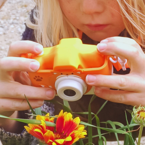 APPAREIL-PHOTO-ENFANT-mykittyclick-orange utilisé par un jeune garçon