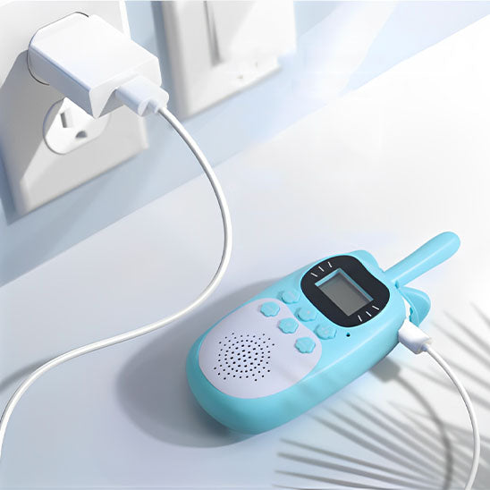 talkie-walkie-enfant-rechargeable avec cable inclus branché sur la prise