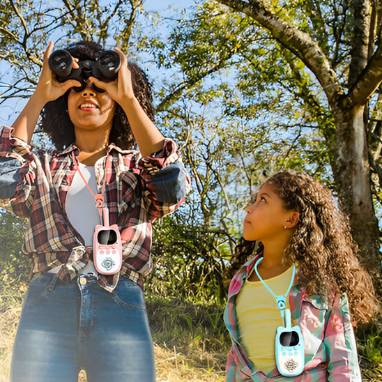 mère et fille randonnant avec talkie walkie enfant